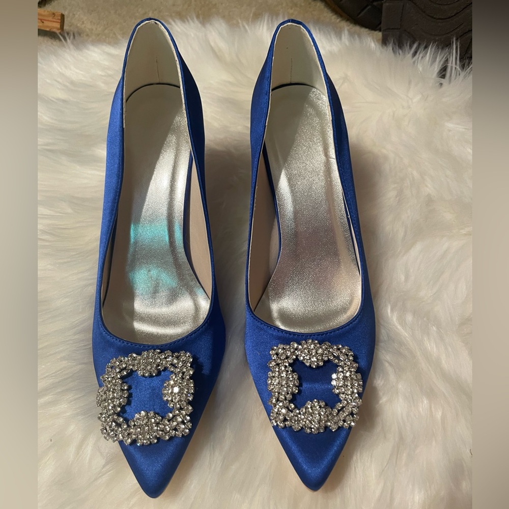 Hello lover! These Manolo Blahnik look alike pumps would stop Carrie Bradshaw.